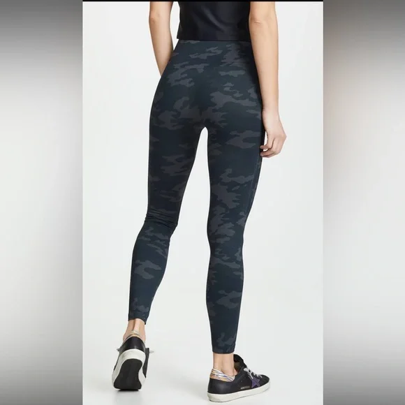 Spanx—Look at me now leggings. Black camo, size M - Picture 2 of 9